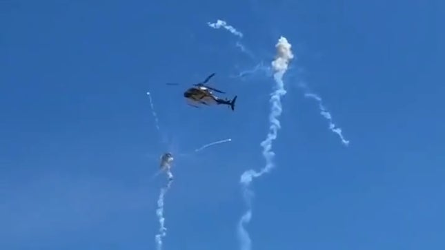 Image de l'article intitulé Un hélicoptère de la caméra de télévision F1 touché par un feu d'artifice de l'hymne national lors du Grand Prix des États-Unis